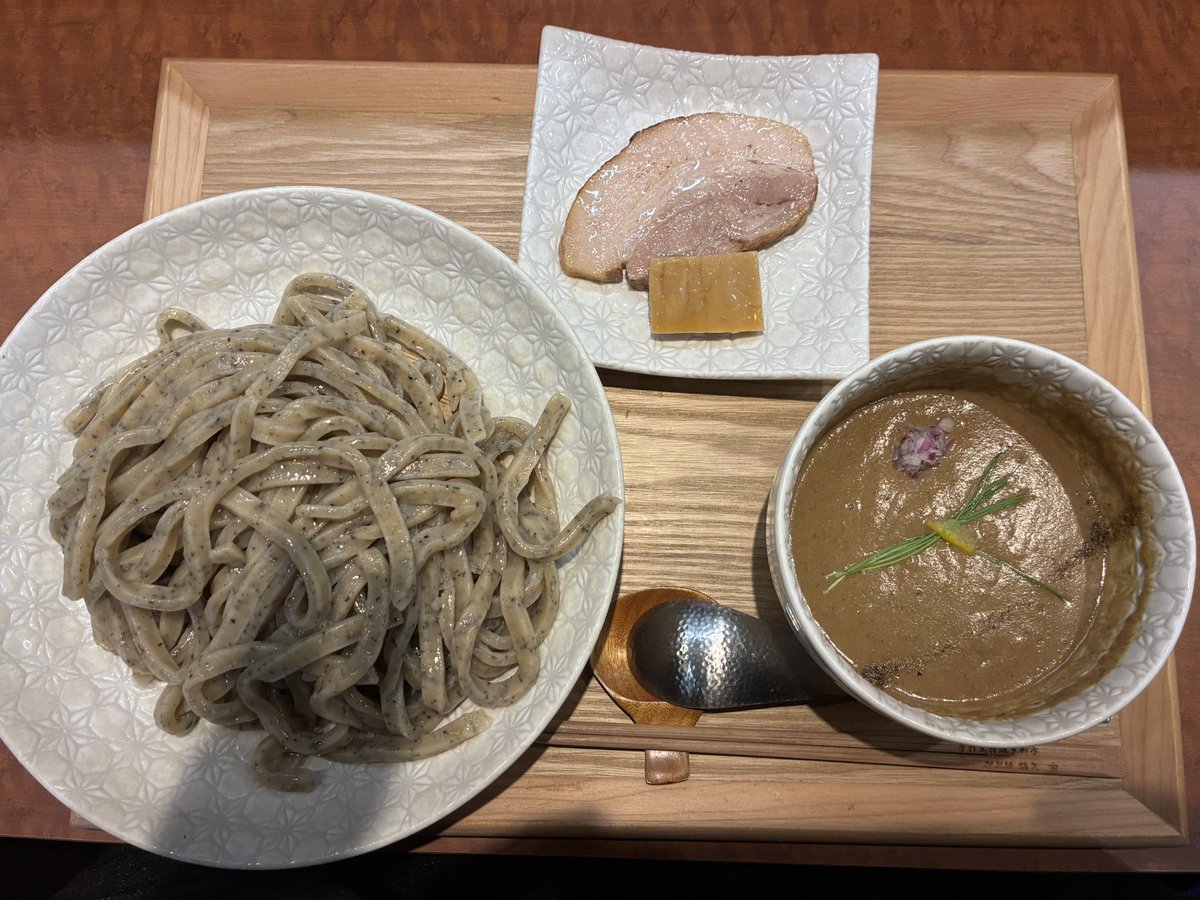 shoichi1009's tweet photo. 与野本町 御影麺 鏑矢

麺つけ汁ﾄｯﾋﾟﾝｸﾞｻｰﾋﾞｽ接客どれを取っても素晴らしい。待合室があるお店なんて初めて。ここでの文字制限ではとても書ききれないため詳細は省くが、ここまでのｸｵﾘﾃｨを並盛1200円で提供してるのは企業努力でしかないため最大限のﾘｽﾍﾟｸﾄを送りたい。 https://t.co/Aif6Gq6cdz