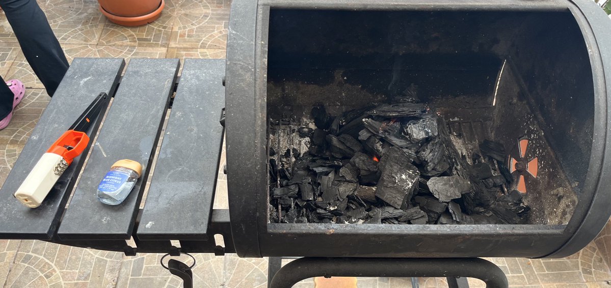 encendiendo mi churrasquera con gel de bath and body works porque soy una mujer que resuelve