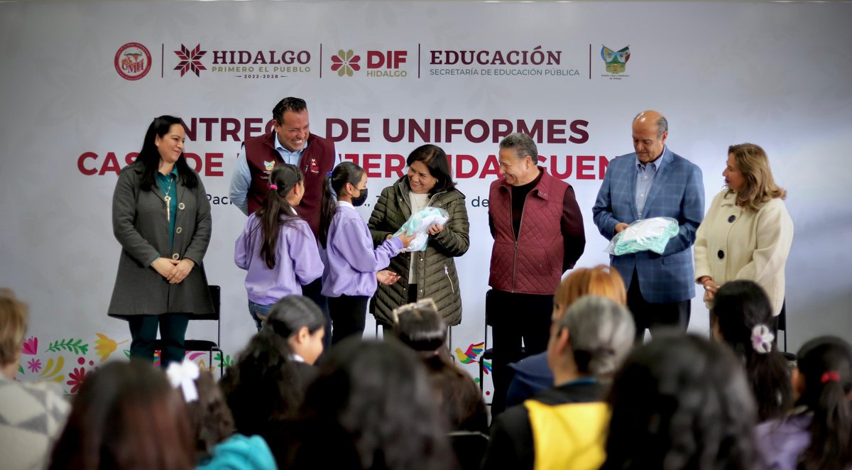 difhgo's tweet image. Edda Vite, presidenta del Patronato; el gobernador @juliomenchaca_ y Natividad Castrejón, titular de la #SEPH, realizaron la entrega simbólica de más de 500 uniformes y kits de útiles escolares para niñas y estudiantes de la #CMH y personas residentes de los #CAS. 👩🏻‍⚕️🏫✨