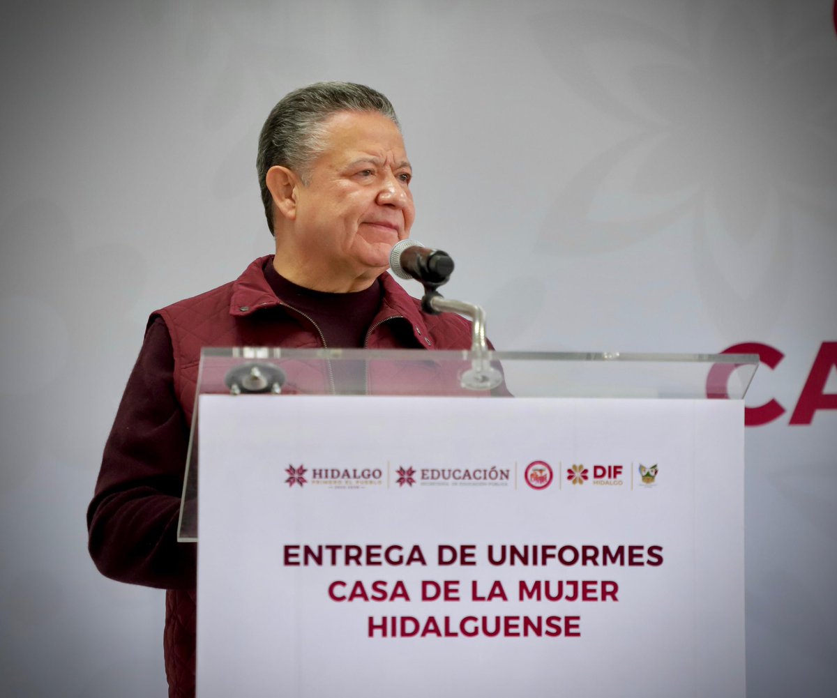 difhgo's tweet image. Edda Vite, presidenta del Patronato; el gobernador @juliomenchaca_ y Natividad Castrejón, titular de la #SEPH, realizaron la entrega simbólica de más de 500 uniformes y kits de útiles escolares para niñas y estudiantes de la #CMH y personas residentes de los #CAS. 👩🏻‍⚕️🏫✨