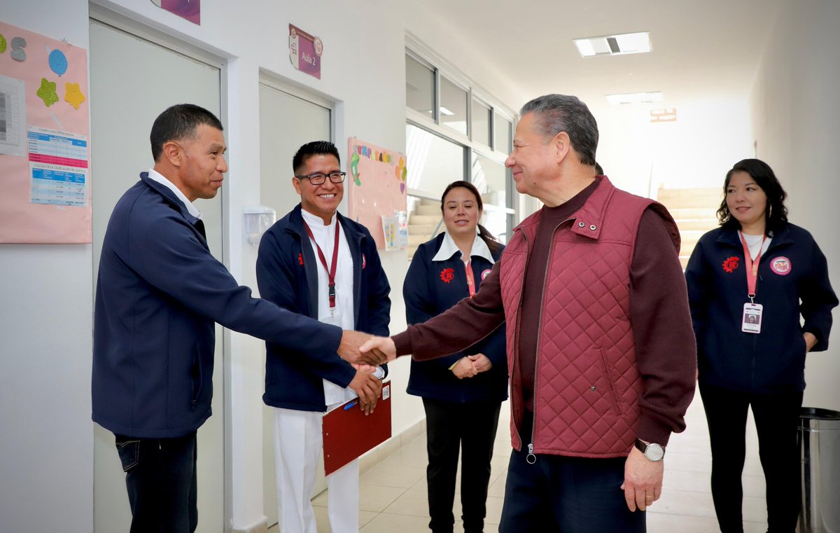 difhgo's tweet image. Edda Vite, presidenta del Patronato; el gobernador @juliomenchaca_ y Natividad Castrejón, titular de la #SEPH, realizaron la entrega simbólica de más de 500 uniformes y kits de útiles escolares para niñas y estudiantes de la #CMH y personas residentes de los #CAS. 👩🏻‍⚕️🏫✨