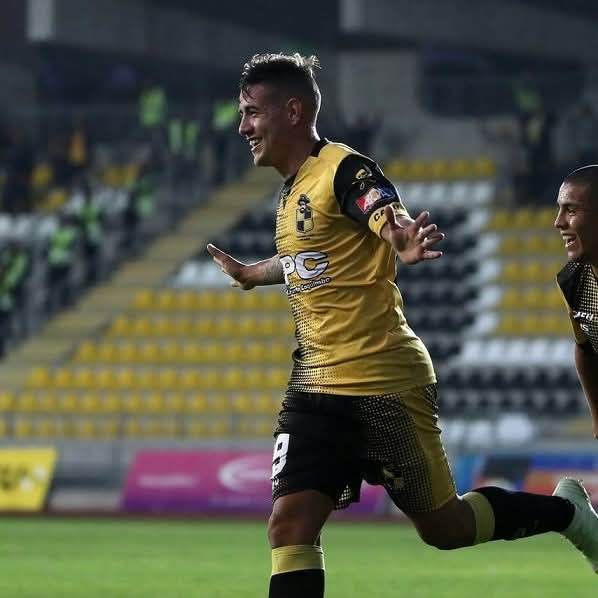 benditofajardo's tweet photo. ✍️🚨 Principio de acuerdo para que Rodrigo Holgado vuelva a Coquimbo Unido. 
➡️ América de Cali lo cede a préstamo por 6 meses.
⚽ El delantero tenía propuestas de otros clubes, pero eligió regresar al 🏴‍☠️.

✍️🤝 @CLMerlo https://t.co/vScqnfQKfp