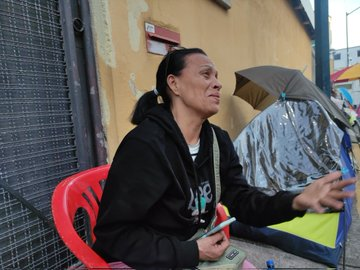 eldiario's tweet photo. #3Feb | Fanny Lozada, madre de Ariannys Araujo Lozada, informó que su hija está recluida en el Instituto Nacional de Orientación Femenina (INOF), en el estado Miranda. 

“Mi hija logró comunicarse con su tío (…) Mi hija está viva, y está en el INFOF, en Los Teques”, expresó Lozada para los medios. 

Desde hace seis meses, Lozada desconocía el paradero de su hija, acusada por su presunta participación en un ataque terrorista.

Hoy, más temprano, Lozada se descompensó en una concentración convocada en la Universidad Central de Venezuela y en la que participaron varios familiares para exigir la excarcelación de personas detenidas por motivos políticos en Venezuela.

📹: @CaleidoHumano