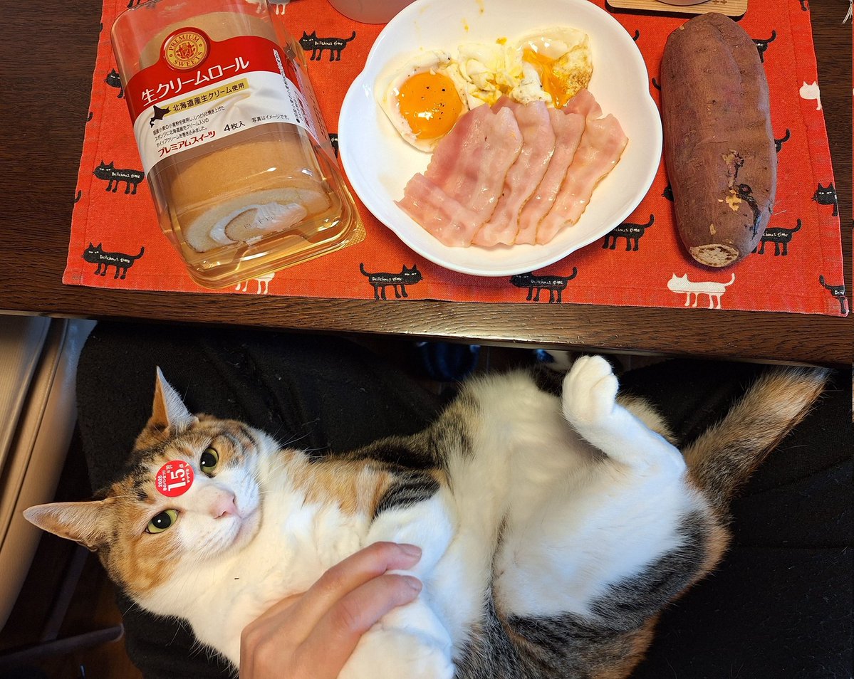 kawaii_nekoniko's tweet image. ベーコンエッグ焼きいも生クリームロールたべました