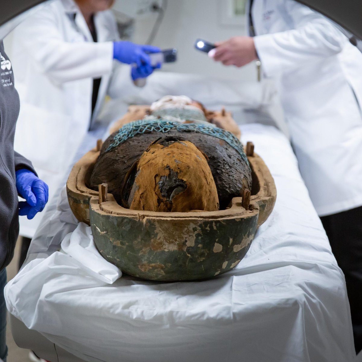 KECKSchool_USC's tweet photo. .@DeanMeltzer POV 📸 Breaking news from 330 BCE: @Summerin3D PhD, and @VirtuallyJon w/CIMV &amp; @RadiologyUSC performed advanced 3D imaging to virtually "unwrap" the mummies and create 3D prints of their spines and artifacts for a new public exhibition @casciencecenter https://t.co/uOscz40YVw