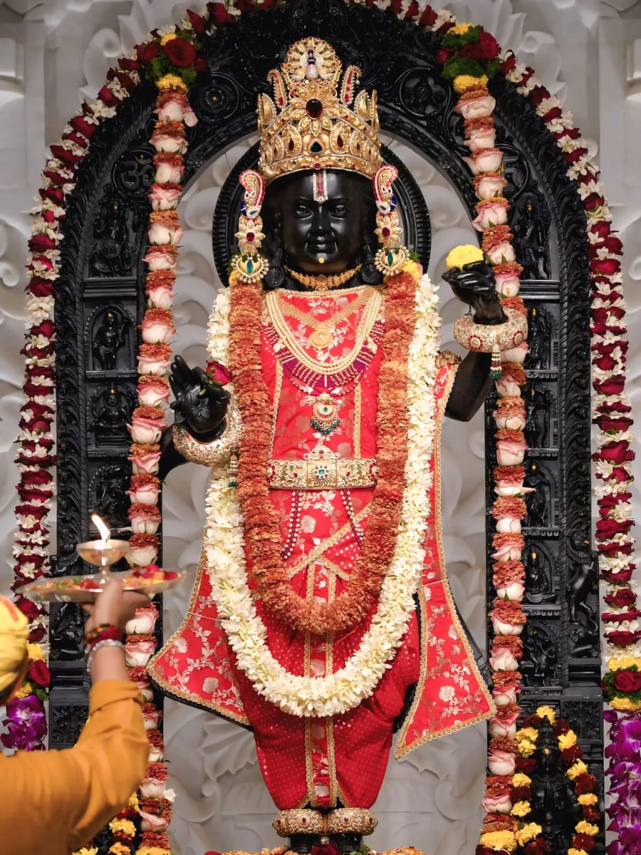 लोकाभिरामं रणरंगधीरं, राजीवनेत्रं रघुवंशनाथम्।
कारुण्यरूपं करुणाकरं तं, श्रीरामचन्द्रं शरणं प्रपद्ये।।