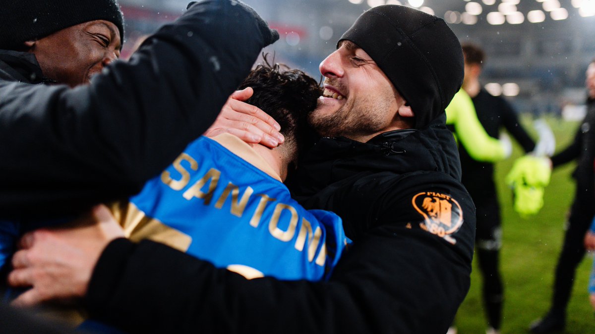 PiastGliwiceSA's tweet photo. Takie zimowe wieczory da się lubić! 😍

Kolejna okazja już za 6 dni! Bądźmy RAZEM na #PIAWPŁ! 🔵🔴

BILETY ➡️https://t.co/DQfu2gENOi https://t.co/njJ7cani1A