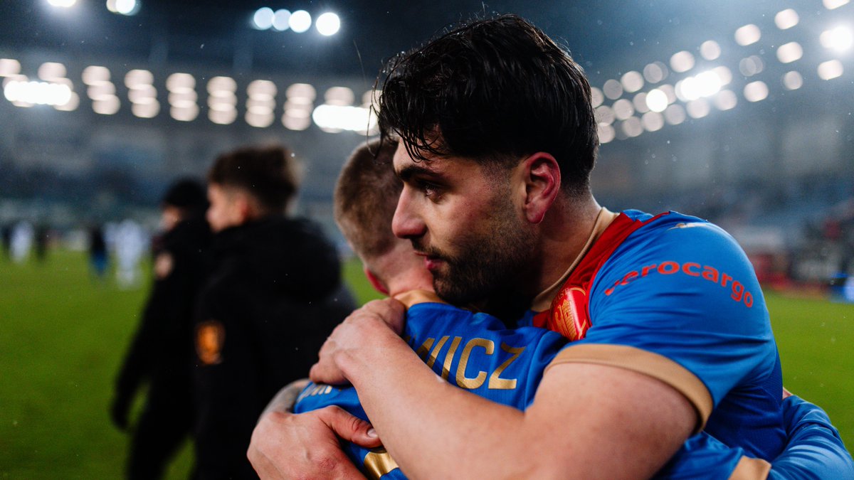 PiastGliwiceSA's tweet photo. Takie zimowe wieczory da się lubić! 😍

Kolejna okazja już za 6 dni! Bądźmy RAZEM na #PIAWPŁ! 🔵🔴

BILETY ➡️https://t.co/DQfu2gENOi https://t.co/njJ7cani1A