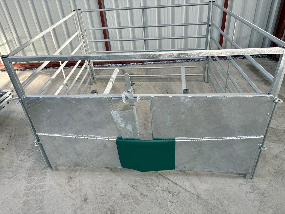 SESequipmentltd's tweet photo. Lambing pens and adoption fronts for lambing.

#Sheep #sheephandlingequipment #sheepfarming #sheepeze #sesequipmentltd https://t.co/xc8sQCDby2