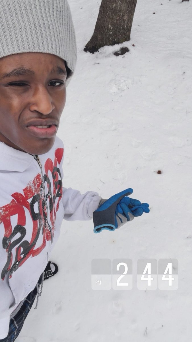 thejericgb's tweet photo. Is yall enjoying the snow 😎???? https://t.co/GIl2h8jtYQ