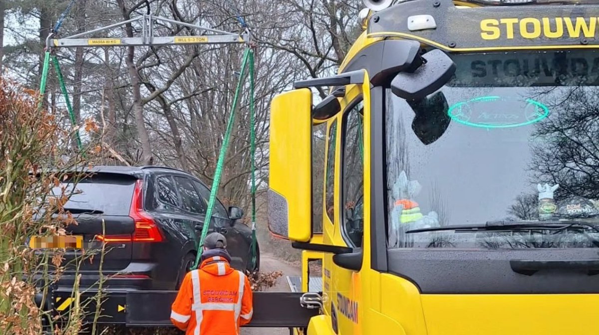 Auto belandt in heg na aanrijding op parkeerplaats
