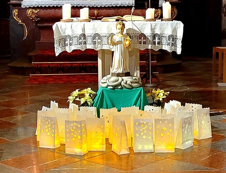 PGR_Babensham's tweet photo. #Lichtmess in der Pfarrei St. Martin in #Babensham: "Denn meine Augen haben das Heil gesehen, das Du vor allen Völkern bereitet hast, ein Licht, das die Heiden erleuchtet, und Herrlichkeit für Dein Volk Israel." (Lk 2, 30-32) https://t.co/8bZXY8rEhN