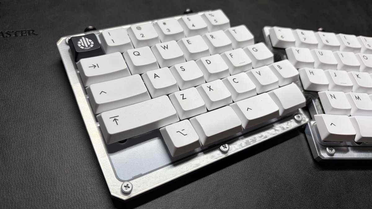 cozy_BB's tweet photo. そして早速移植パターン1
Keyboard: Focus60(キーケット2025Ver)
Keycap: Acid Caps LP BoW
#focus60
#AcidCaps https://t.co/HXbunZIqeZ