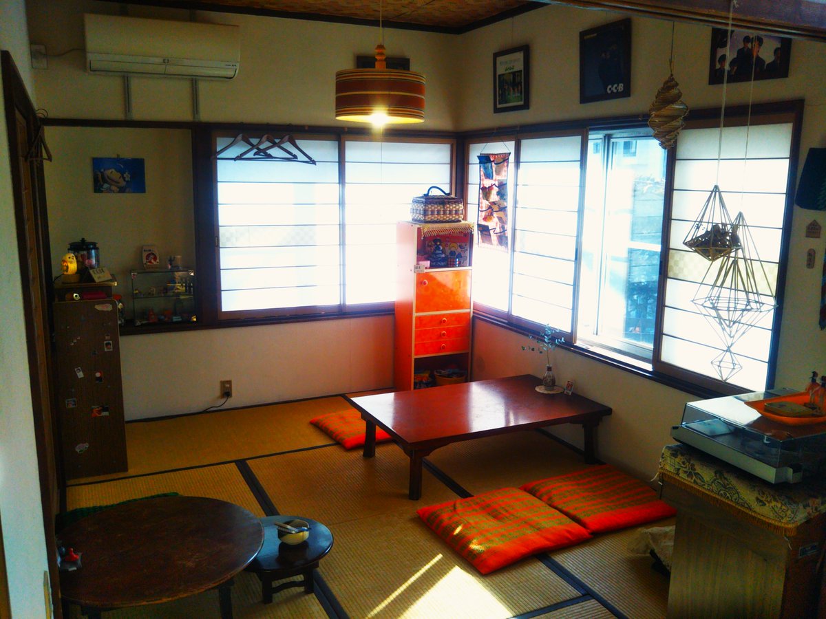 2/4(水)
立春の朝です。

日の出も少しづつ
早くなったようです。

昨日
常連様から
自費出版の本を頂きました。

タイトルは
「浪漫の都　わが信州わが松本」

店内に置きましたので
お気軽にお読みください。

今日もご来店お待ちしております。

#実家カフェ
#松本市
#読書スペース
#音楽喫茶