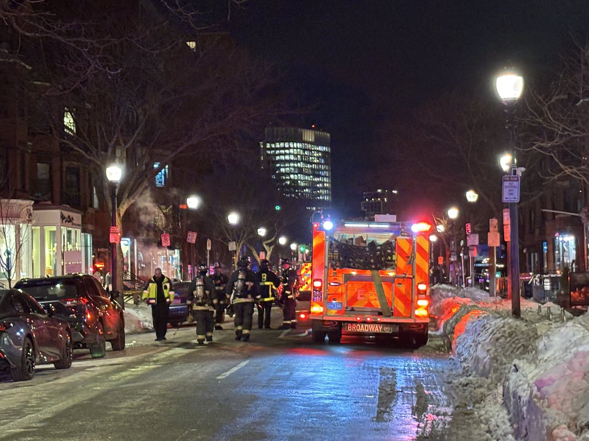 Bomberos de Boston investigan explosiones en alcantarillas de Newbury St. Información en pleno desarrollo <a href="/TelemundoNI/">Telemundo Nueva Inglaterra</a>
