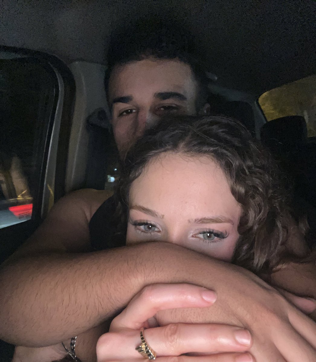 Seni gördüm ya , kaldım o anda. 
Nefes alıyorum 1 yıldır senle 🤍