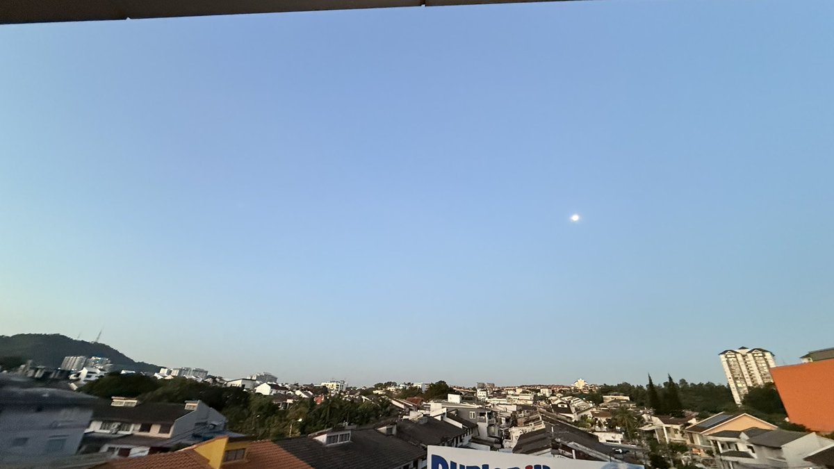 LowKalvin705D's tweet photo. Is this what we called it as “Clear Sky”?
#ShakeAwayAllTheSorrow
#BeHappy
#BeJoy https://t.co/GvD68NyVb7