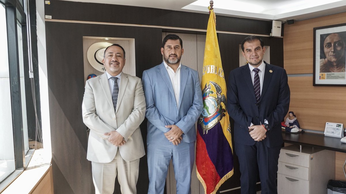 MinTrabajoEc's tweet photo. Hoy el ministro @haburbano mantuvo reuniones con autoridades, dirigentes sindicales y actores estratégicos, fortaleciendo el diálogo y la coordinación interinstitucional en favor del empleo digno y los derechos laborales.

🤝 Seguimos construyendo soluciones desde el diálogo. https://t.co/5PgM2iMk9d