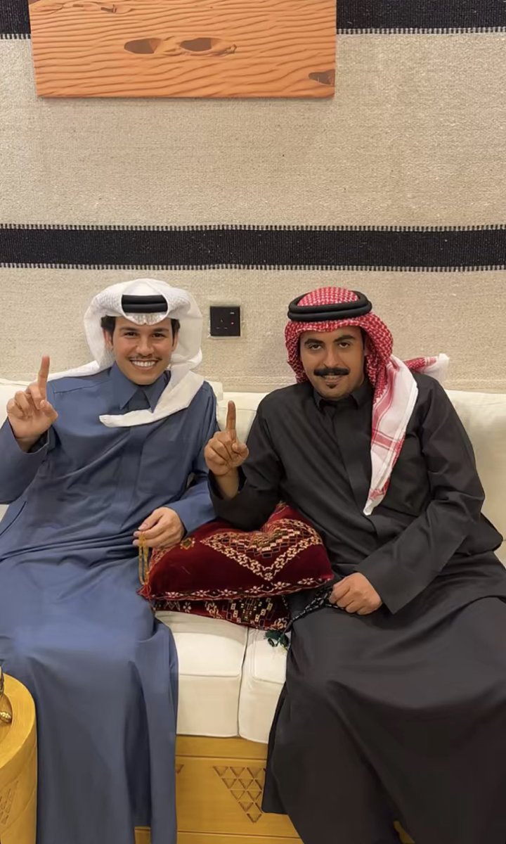 نشدت ربعي وشهو اللي تبونه ؟
قالوا نبا البيرق وغيره سلامتك

قلت العرب يمكنهم يحتمونه 
قالوا عليك انك تطوح عمامتك 

بيرق عتيبه نرخص المال دونه 
واجب علينا مثل واجب كرامتك

- حسام بن فيّاح العضياني 

عشرين عام وبيرق الشعر منشور 
لكن عن عتيبه معيي نصيبه 

وانا ماجيت ابغى مجمل ومشكور