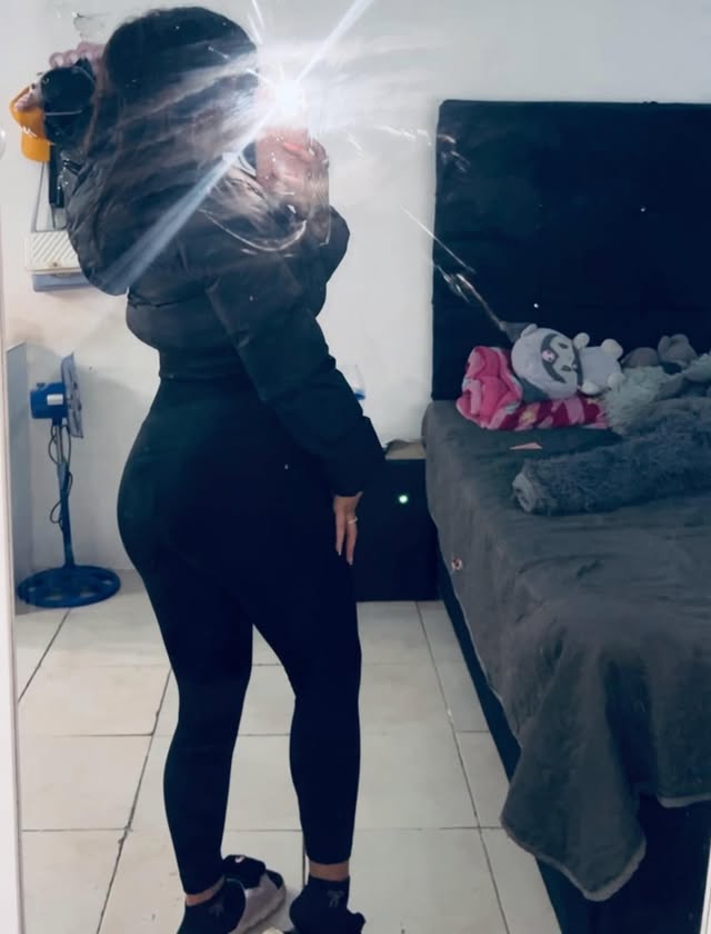 alexamunimo's tweet photo. Mi cabello cae sobre tu piel tibia... mi alma se funde con la tuya 💞🔥 https://t.co/tsqPMuqK9U