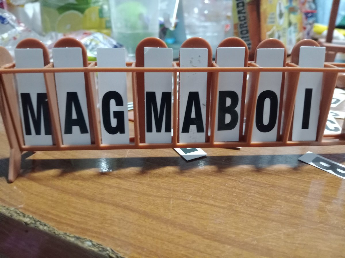 Edits_Acenix_'s tweet photo. Jugando con mi familia al ahorcado no sabía que poner, así que decidí poner a los hermanitos (mi madre si adivinó el de Cap) 😝 https://t.co/FA9lwUAB4G