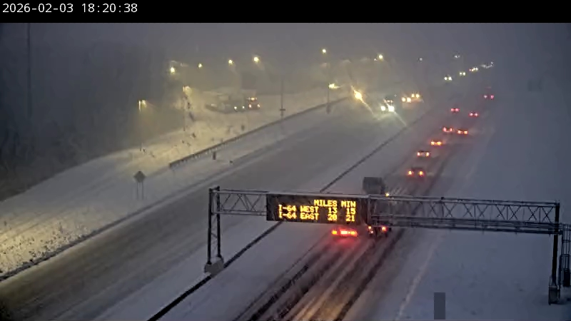 Kentuckyweather's tweet photo. Interstate 75 in Georgetown is becoming snow covered. 1"-2" per hour snowfall rates with this. #kywx https://t.co/d84Us9Ic3a