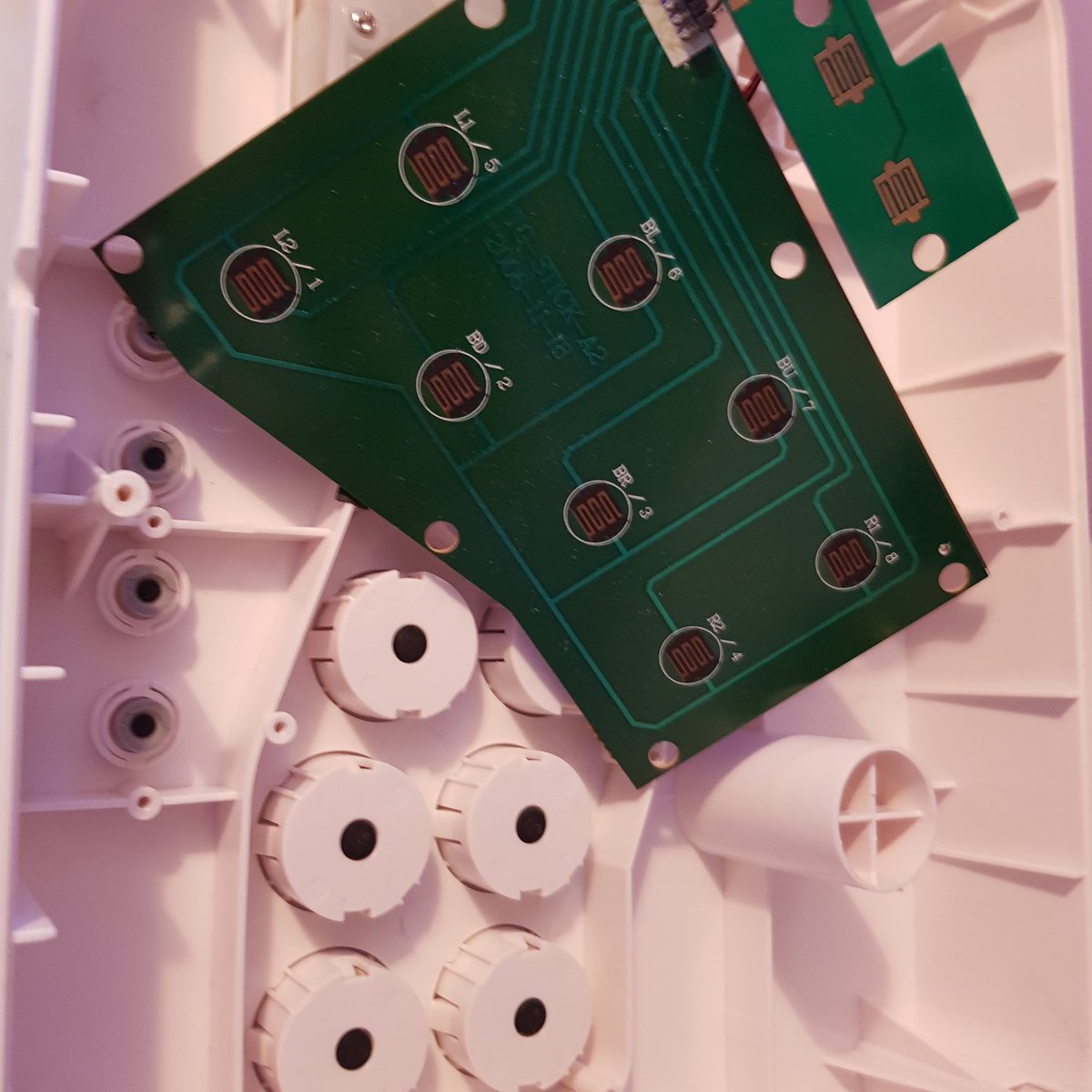 DILLIGAF_Otaku's tweet image. Nice little pick up today from my local @Cex, Datel Arcade Pro Universal Fightstick.

Opened it up straight away &amp;amp; ewww... PCB contact pad buttons! 🤮 Probably going to turn this into a project stick &amp;amp; mod it.

Feels pretty good in practice on #FightingEXLayer. Not bad for £18.