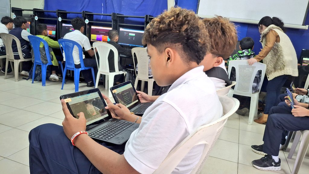 La docente de Ciencias Naturales integra las TIC en sus clases, promoviendo un aprendizaje dinámico, investigativo e innovador en nuestros estudiantes. 💻🔬🌱✨
INACS Jinotega 
Hasta la Victoria Siempre <a href="/minednicaragua/">Ministerio de Educación Nicaragua</a> 
<a href="/DJinotega/">Ministerio de Educación Jinotega</a>
#VictoriasEducativas