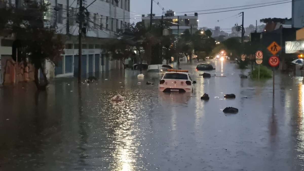JefinhoMenes's tweet image. Curitiba está de baixo d'água.

O vice prefeito tá no twitter reclamando do filme da Carlota Joaquina.

O vereador mais votado tá reclamando que um padré é comunista.

O segundo mais votado tá escrevendo "repulsa" em vídeo do Lula.

Entrega a cidade pra tiktoker, entrega....