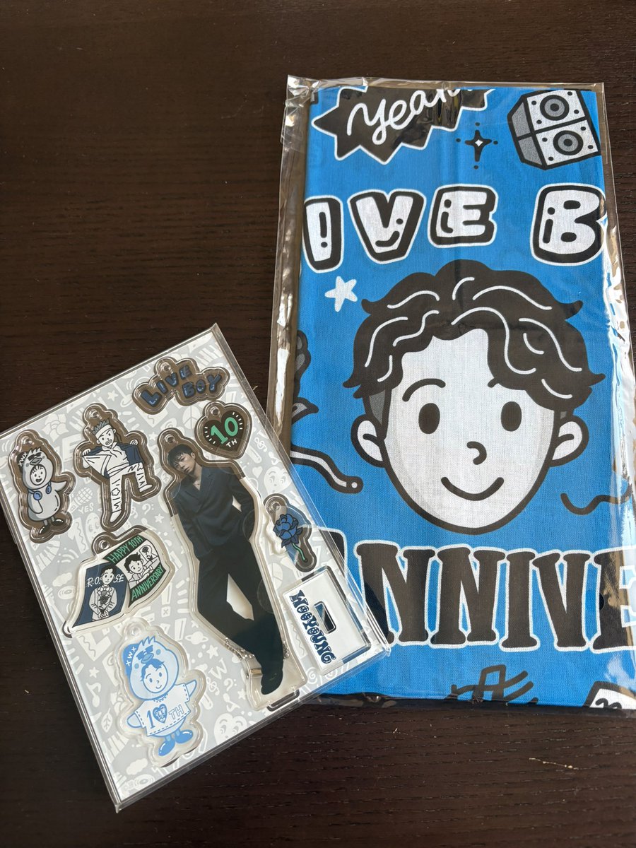 バンダナ＆アクキー会場で買えず涙涙涙涙だったけど🫶オンライン買えた💙
嬉しすぎる☺

#우영 #WOOYOUNG
#장우영 #JangWooyoung
#2pm