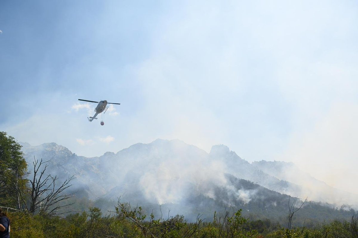 rtillynoticias's tweet image. Con cerca de 500 personas y un amplio despliegue de medios áereos continúa con el combate de incendios en la cordillera - rtn.com.ar/?p=152254&amp;amp;utm_…