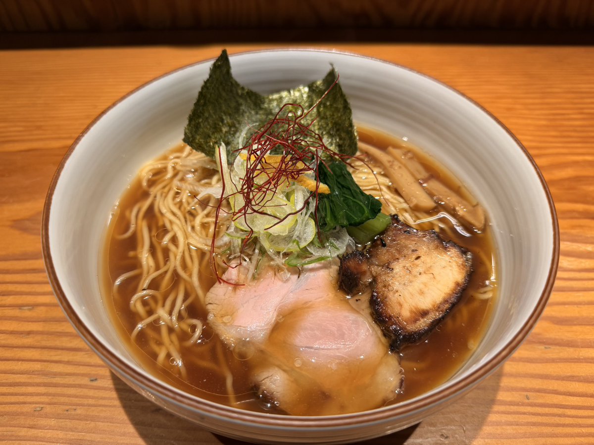 おはようございます！麺やひだまりです☀️  
2月4日、水曜日も元気に営業いたします！

今日のイチオシは定番の…
・和塩らぁ麺  
　鰹厚削り・宗田鰹・鯖節・花鰹をたっぷり使った濃厚鰹出汁が自慢です。  
　スープの色が濃いめなので醤油と間違えられやすいですが、しっかり鰹の深い旨味ですよ😉