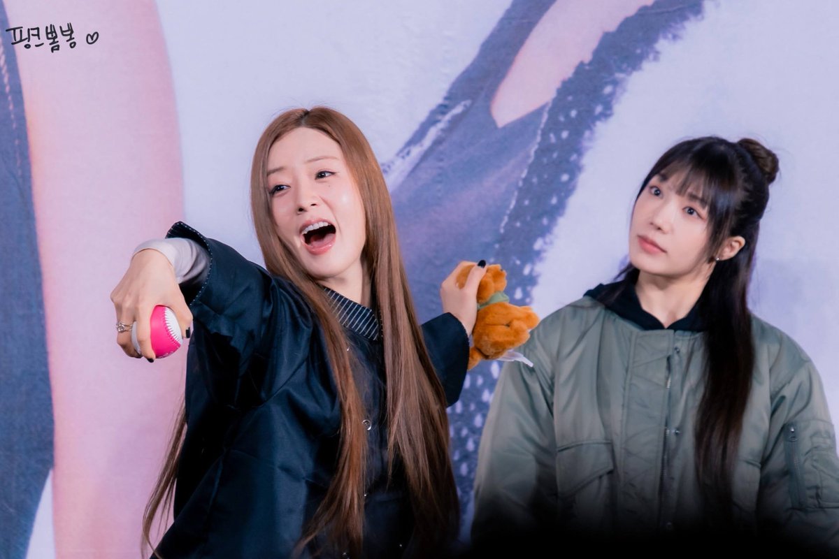 Like_bbombbom's tweet photo. 260125 에이핑크 RE:LOVE 대만 팬싸
엥? 🤣
#에이핑크 #Apink
#윤보미 #보미 #정은지 #은지
#Bomi #Eunji #93Line
@Apinkbm @Apinkjej
#럽미모어 #LoveMeMore https://t.co/eF8igWPzn2