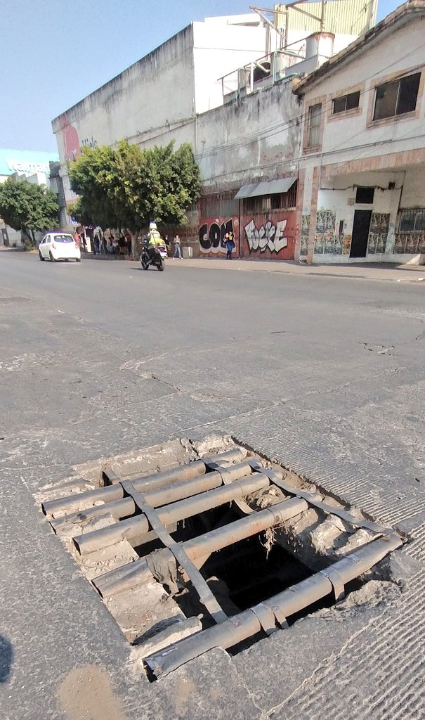 Rejilla muy dañada y peligrosa. Rio Balsas y Leandro Valle en #Cuernavaca 😡🤬 <a href="/jluriosteguis/">José Luis Urióstegui</a> <a href="/CuernavacaGob/">Municipio Cuernavaca</a> <a href="/pautrademx/">Paula Trade</a> <a href="/SDSySPCuerna/">Desarrollo Sustentable y Servicios Públicos</a> <a href="/lm_guillermo/">Guillermo López Mejía</a> <a href="/margarita_gs/">Margarita González Saravia</a> <a href="/AndyGordillo_/">Andy Gordillo</a> <a href="/gerardo_ab2256/">Gerardo Abarca Peña</a> <a href="/pvillalobosadan/">Pablo Rubén Villalobos Adán</a> <a href="/DavidMonroyMx/">David Monroy MX</a> <a href="/GuillermoCinta/">LA CRÓNICA DE MORELOS</a> #porlaciudadquemerecemos