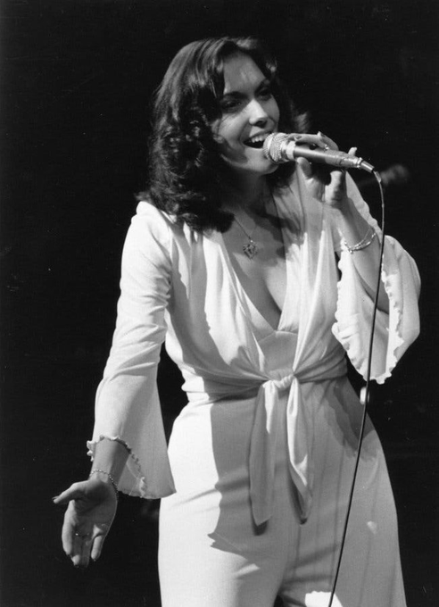 TheExtremeMusi1's tweet photo. Remembering Karen Carpenter who we lost on this day in 1983...
Such a huge loss to us all...
I didn't realize she was only 32...

RIP🕊 #KarenCarpenter #RIP https://t.co/j2B31vfE5D