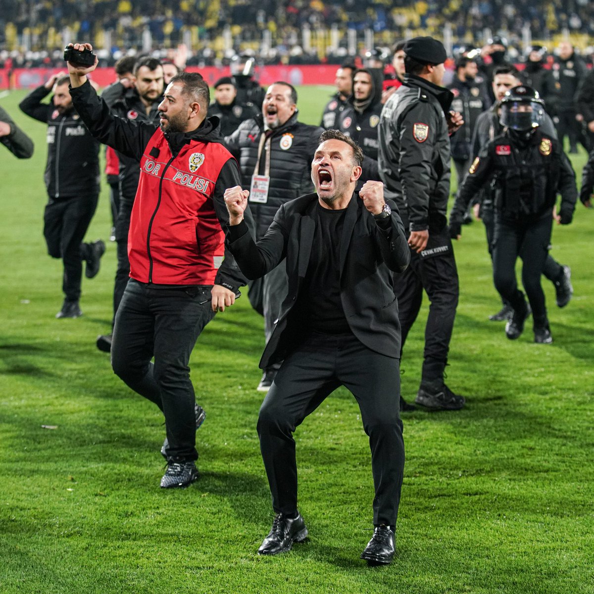 nefes aldığım süre boyunca muhalefet etmiş ve muhalif kalmış biri olarak ben yine bu düzene karşı seninleyim, senin yanındayım aslan hocam