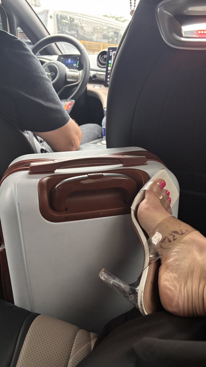 evelynzaiin's tweet photo. Atendimento #presencial hoje no @LushMotel 😏 esses pezinhos foram venerados do jeito que merecem 
.
. #FootLover
#FeetLovers
#FeetAddict
#FootFetishBR
#FeticheDePés
#PésPerfeitos
#DeusaDosPés https://t.co/q1n60i1DvQ