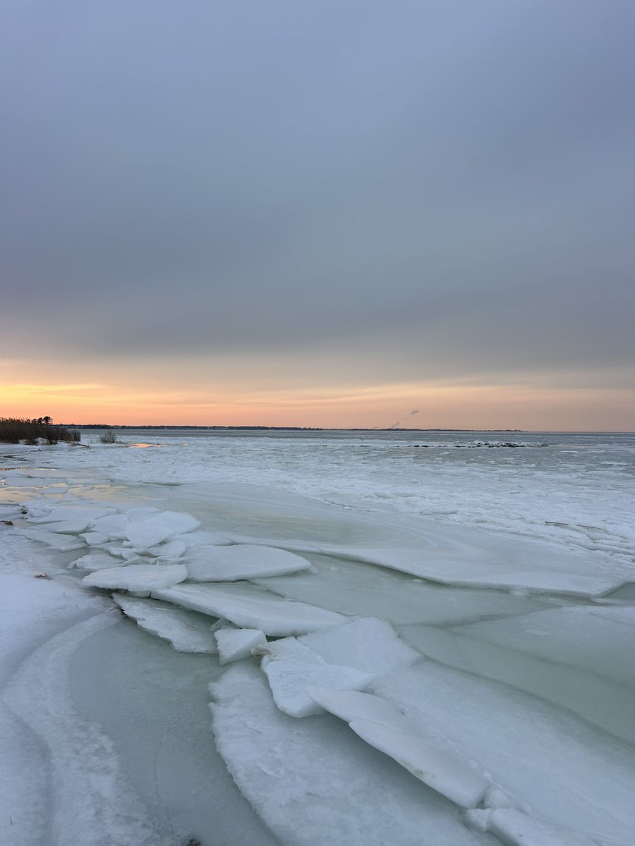 JustinWeather's tweet photo. This is ice in the middle of The Chesapeake Bay
📍 Ferry Point Park
🧭 North side of Kent Island, MD
🐧 Looking North looks like The South Pole
📷 My friend Andrew Piotrowski sent these to me. 
🚴‍♂️ He took us there cycling over the summer, now a snowmobile would work on the Cross Island Trail.