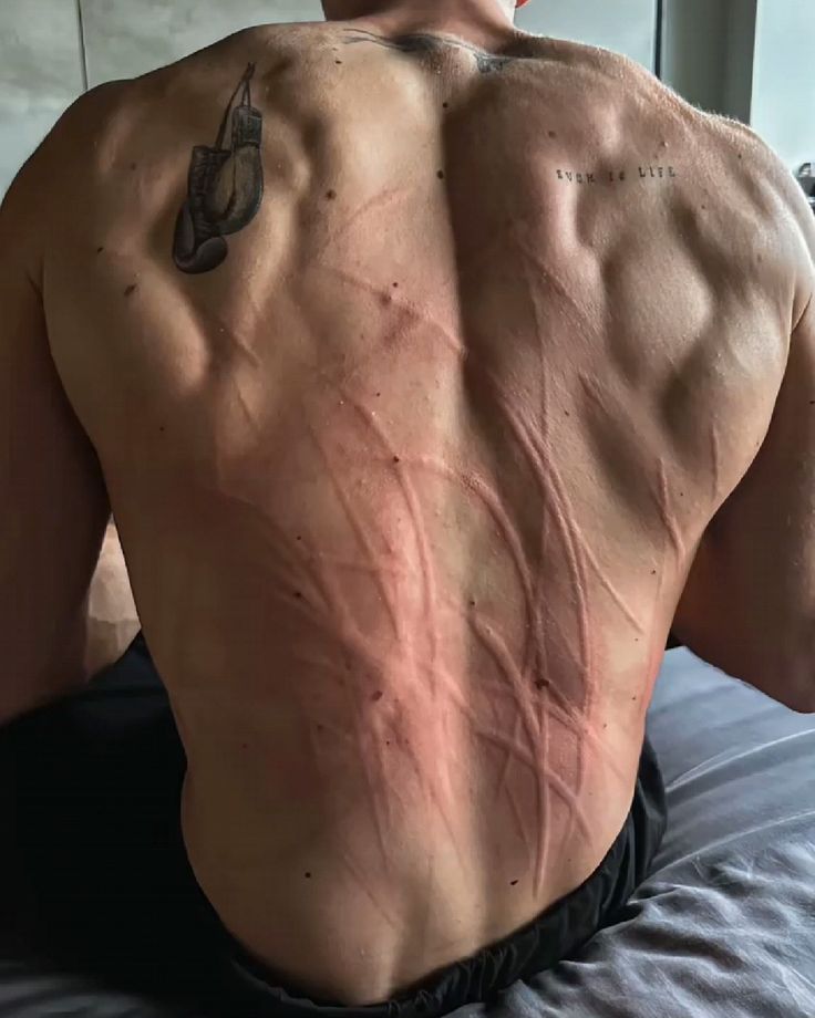 multimuserps's tweet image. I wonder who did this to my back