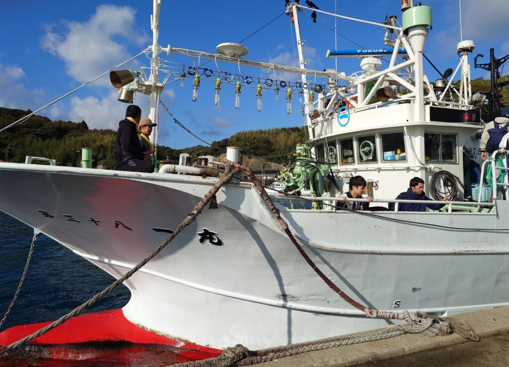 【人間関係で悩まない漁師の仕事】
島根・隠岐諸島 西ノ島。助け合いが当たり前のまき網船団〈株式会社一丸〉。日帰り操業で未経験OK。黙々と、でも一人じゃない。チームで働く海の仕事に挑戦したい方へ。
job.fishermanjapan.com/job/4158/