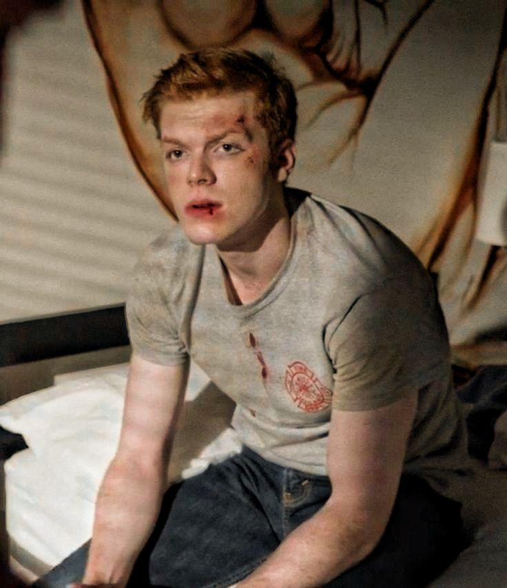 — ¿Podrías no decírselo?

Se baja la capucha y se quita la sudadera.

— Y esto tampoco...