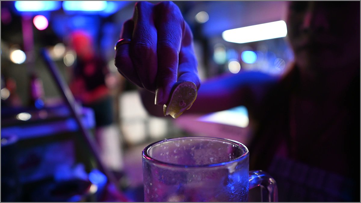 When life gives you limes in Pattaya, do you squeeze them into your drink or squeeze them into your problems? 🍋😂 #PattayaNights #TravelTok #FridayVibes #Thailand #GoodTimes