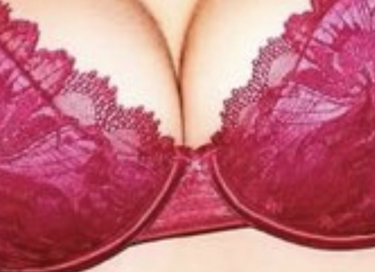 peachpieplate's tweet photo. @soulteco @H00DKAGEE @Novaya_Tofana @jasminegalx She’s too big for the cup, which is why it’s digging into her breast. Bras that bring your cleavage together are plunge bras, push ups have padding that make cleavage more obvious. Models wearing the same bra on her website don’t look like this bc they’re wearing ones that fit. https://t.co/woQoq9RLAp