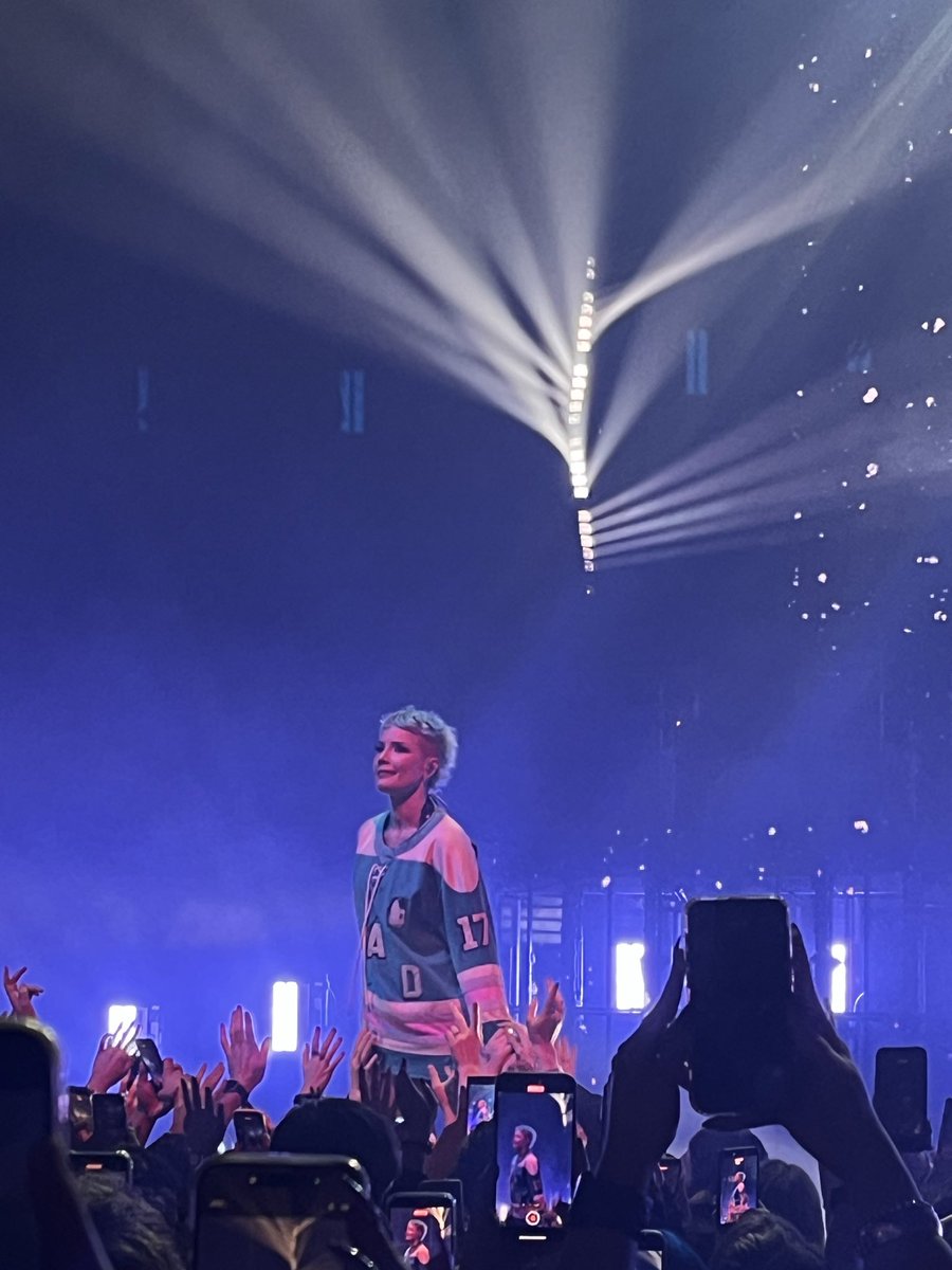 fixtogallagher's tweet photo. i came all the way from spain just to go back to badlands 🩵🩷
best night of my life (it always is when i am in the same room as you) @halsey 

btw i cried like a fucking baby like NONSTOP https://t.co/GKqUXFXmTt