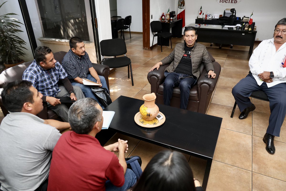 Recibimos en las oficinas a los presidentes de Santa Catarina Ticuá, Belisario Cruz; de San Lorenzo Victoria, Miguel Salazar; de Santa Cruz Tacahua, Javier Castro; y de Santa María Yolotepec, Israel Jiménez.
Dimos seguimiento a sus solicitudes de infraestructura educativa.