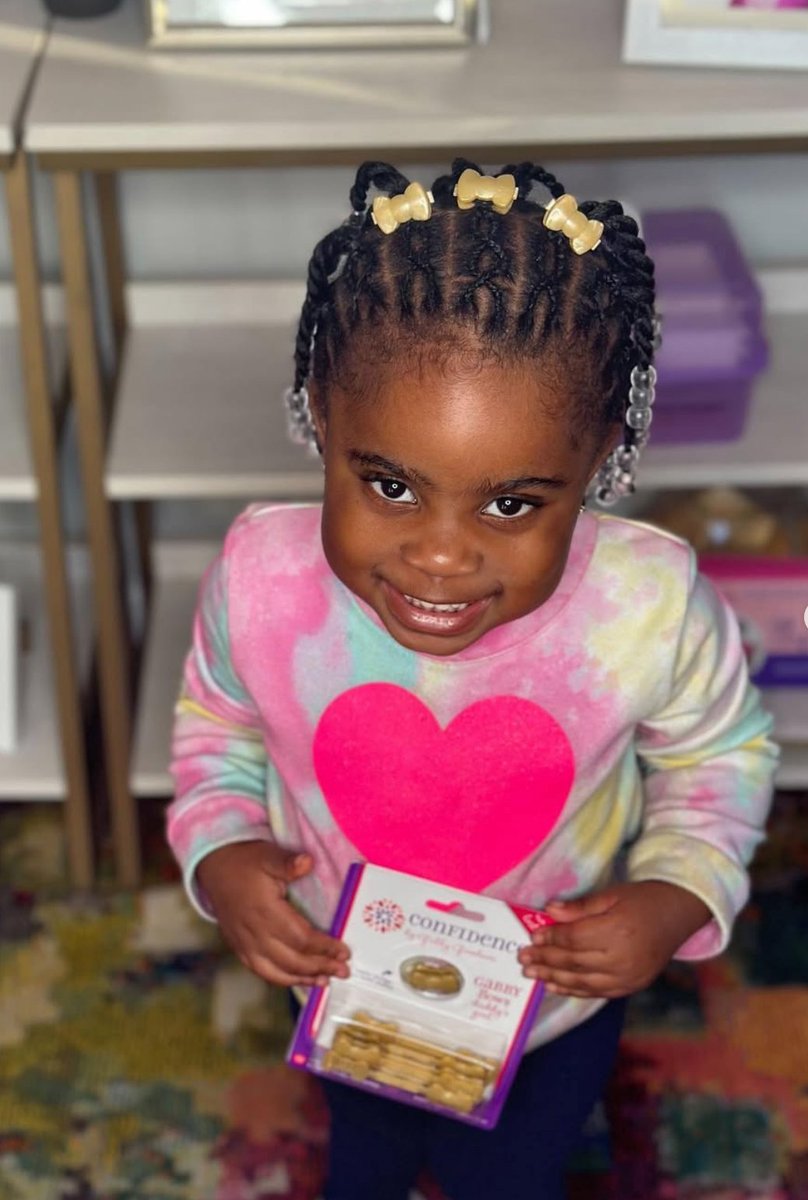 She’s rocking her Gold Daddy’s Girl GaBBY Bows and serving the cutest smile!💜

These aren’t your average barrettes; no slipping, no breaking, just the perfect hold for thick hair (because we don’t do hair disasters around here 🙅🏽‍♀️).
 💜 Shop the look gabbybows.com/collections/no…