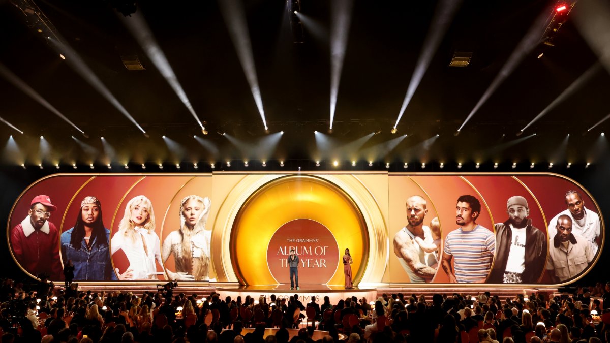 PRGlive's tweet image. Full Flood Inc. led lighting for this year’s @RecordingAcad; #PRG delivered a lighting system built for scale, flexibility + quick transitions—from the Best New Artist medley to tributes for Ozzy Osbourne and D’Angelo. Full #Grammys story + gear/crew: 🔗 brnw.ch/21wZDnH