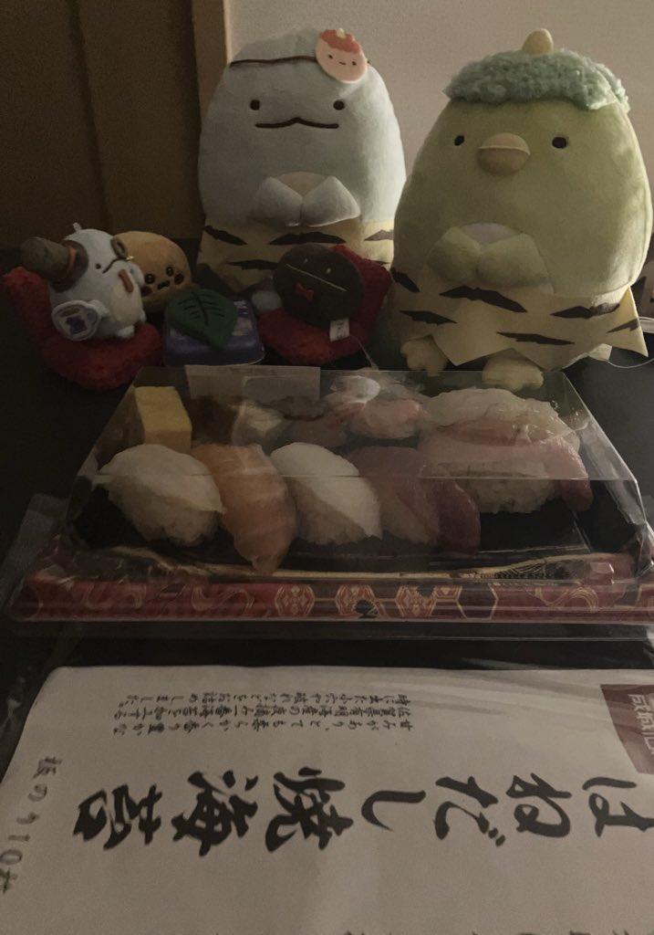 ofuta's tweet image. 昨夜は緊急オペして
恵方巻き食べました。

(帰宅時には恵方巻き在庫枯れてて
サラダ太巻きとか細長いロールケーキはあったけど、海鮮の切れてない太巻きを食べたかったんや…美味しかったです)