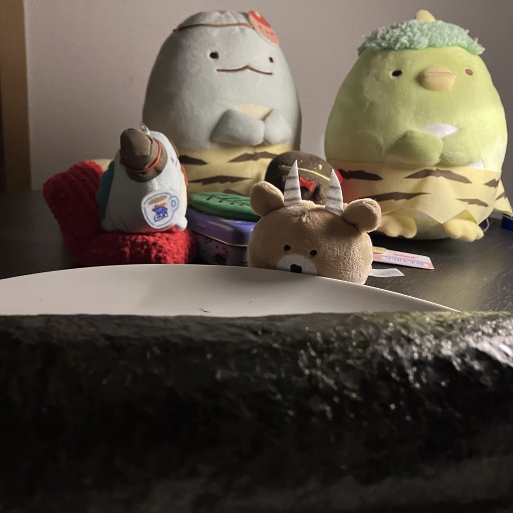 ofuta's tweet image. 昨夜は緊急オペして
恵方巻き食べました。

(帰宅時には恵方巻き在庫枯れてて
サラダ太巻きとか細長いロールケーキはあったけど、海鮮の切れてない太巻きを食べたかったんや…美味しかったです)