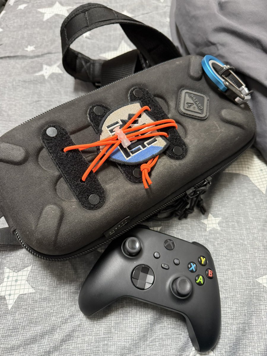 VoDaViJr's tweet image. 가방에 엑박패드 묶기